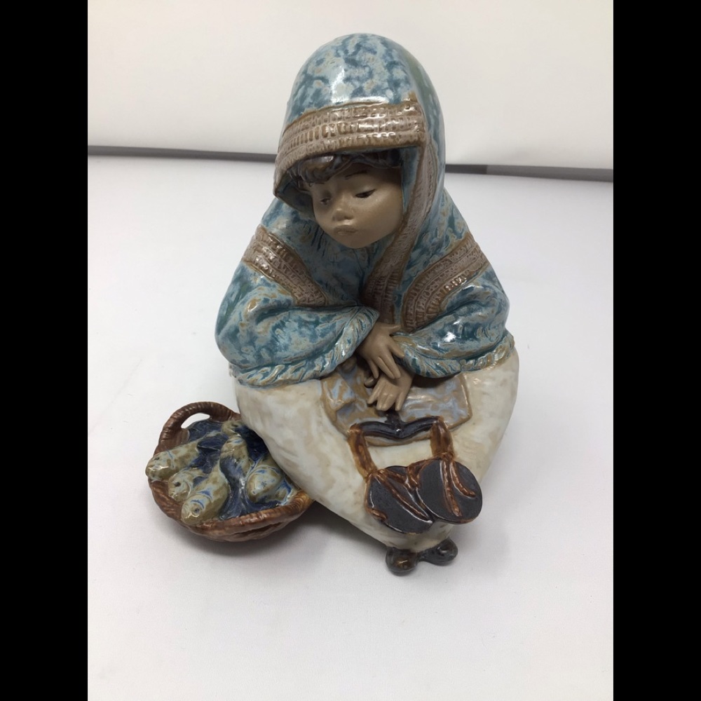 Lladro “ Fish Vendor “ Girl Figurine Retired.